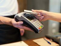 Los comercios no podrán manipular tarjetas de débito o crédito de los usuarios